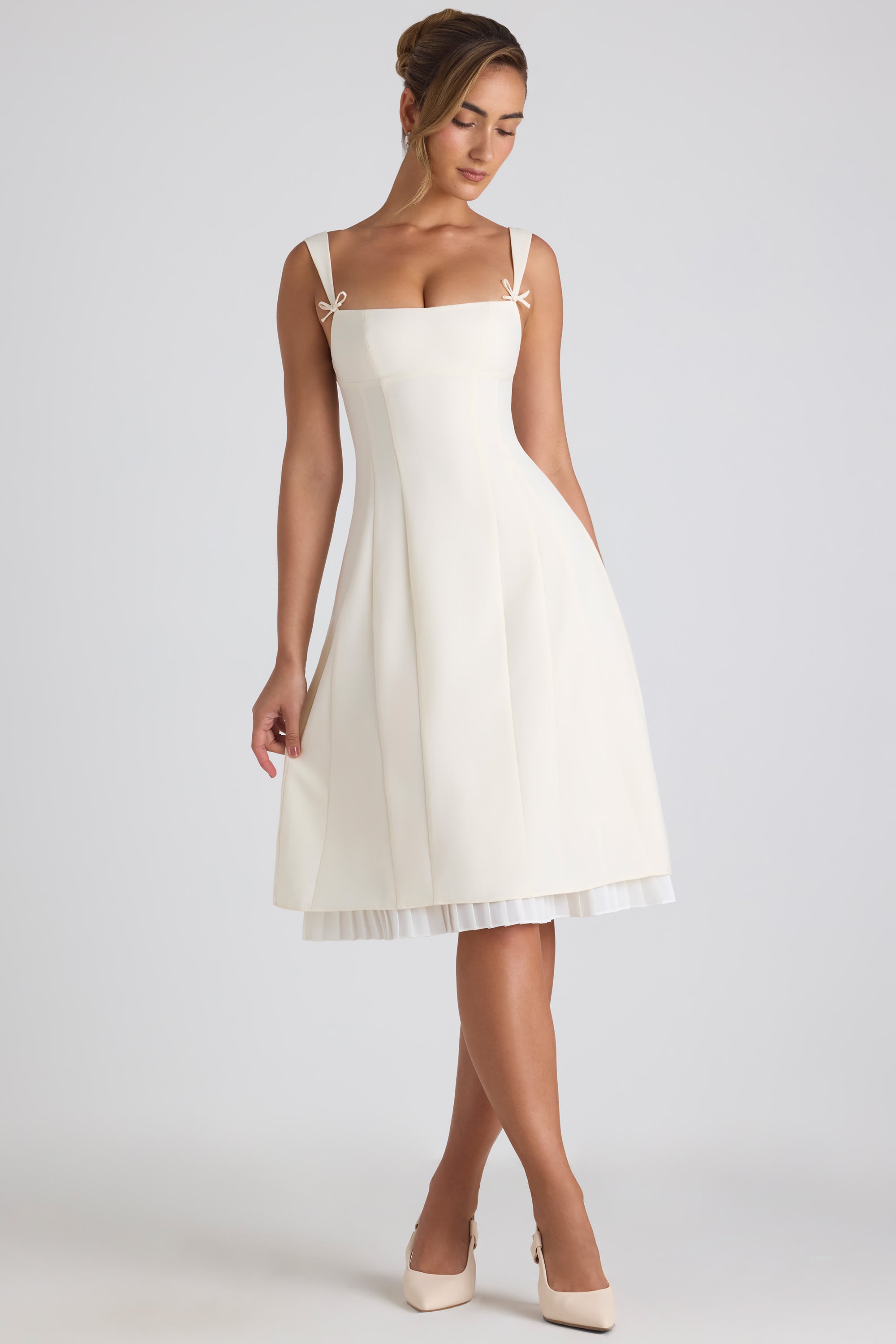 Isadora A-Linien-Midikleid mit Schleifendetail und Falten in Elfenbein | Oh Polly Isadora A-Linien-Midikleid mit Schleifendetail und Falten in Elfenbein | Oh Polly