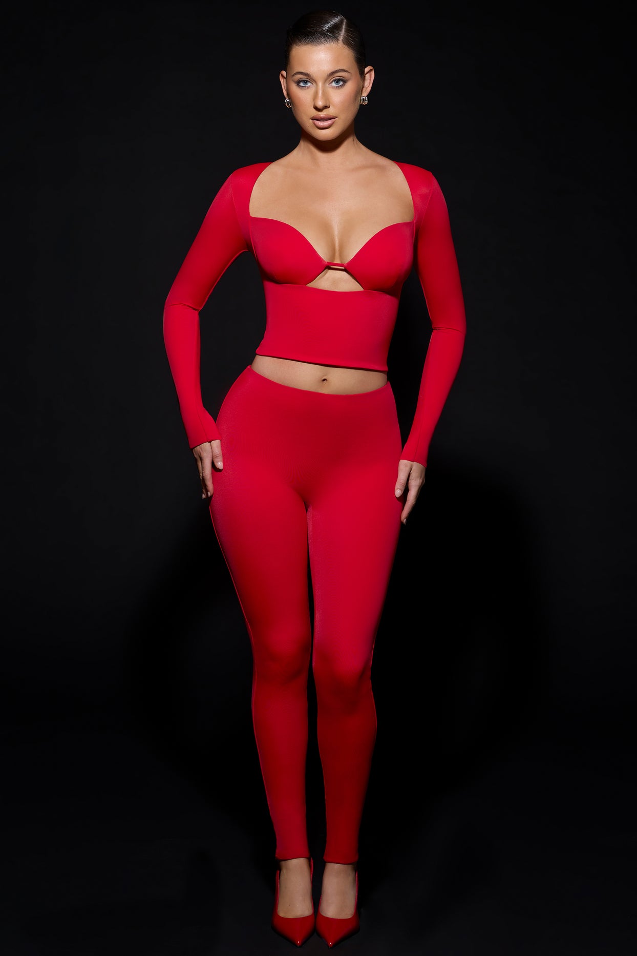 V-Back Mid-Rise Leggings in Fire Red - 4