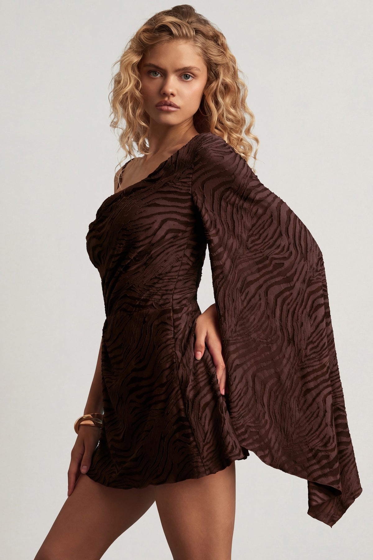 ⁣⁢Devoré One-Shoulder A-Linien-Minikleid in Dark Chocolate⁤⁣
