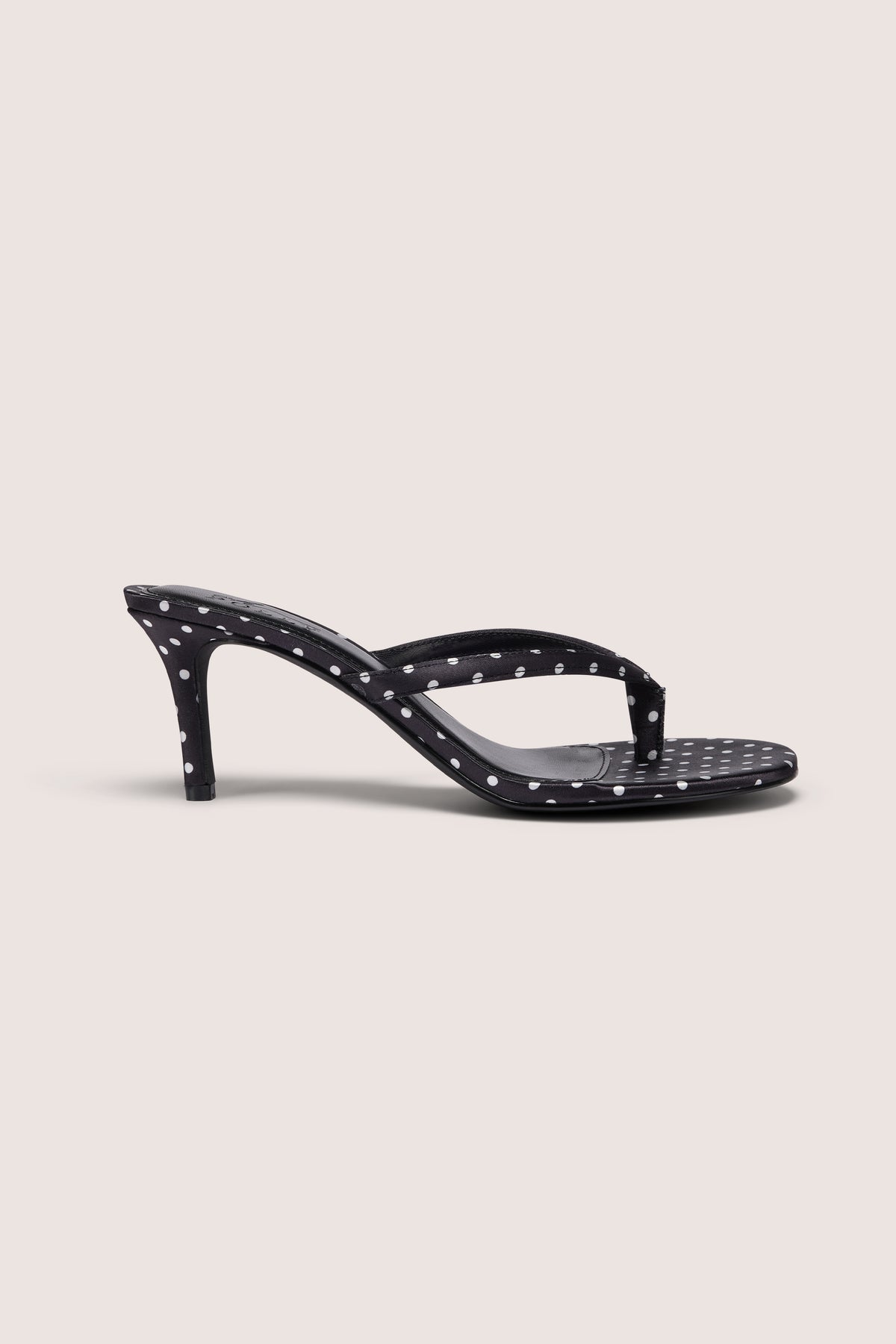⁣⁢Satin-Sandalen mit Absatz und Tanga-Schnitt in Schwarz mit Polka Dots⁤⁣