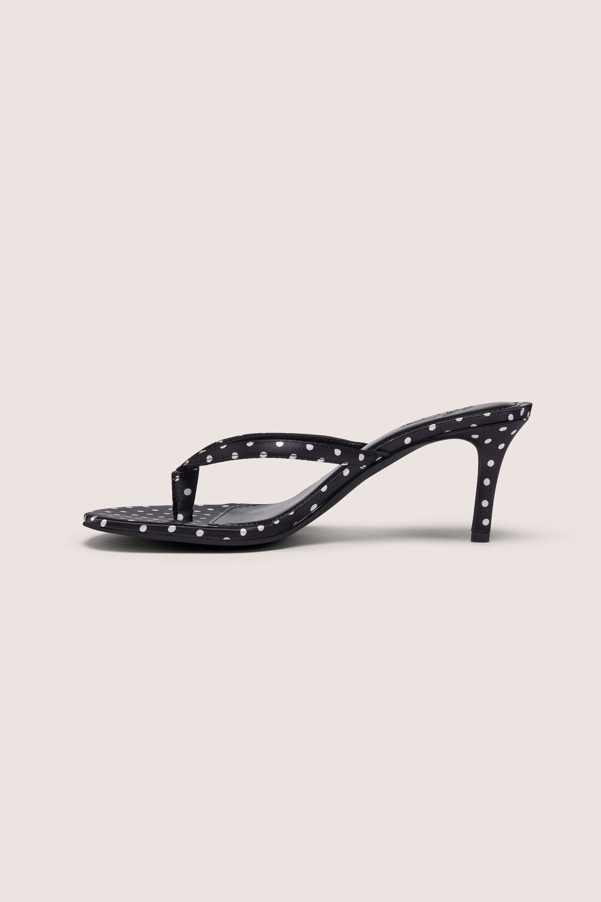 ⁣⁢Satin-Sandalen mit Absatz und Tanga-Schnitt in Schwarz mit Polka Dots⁤⁣