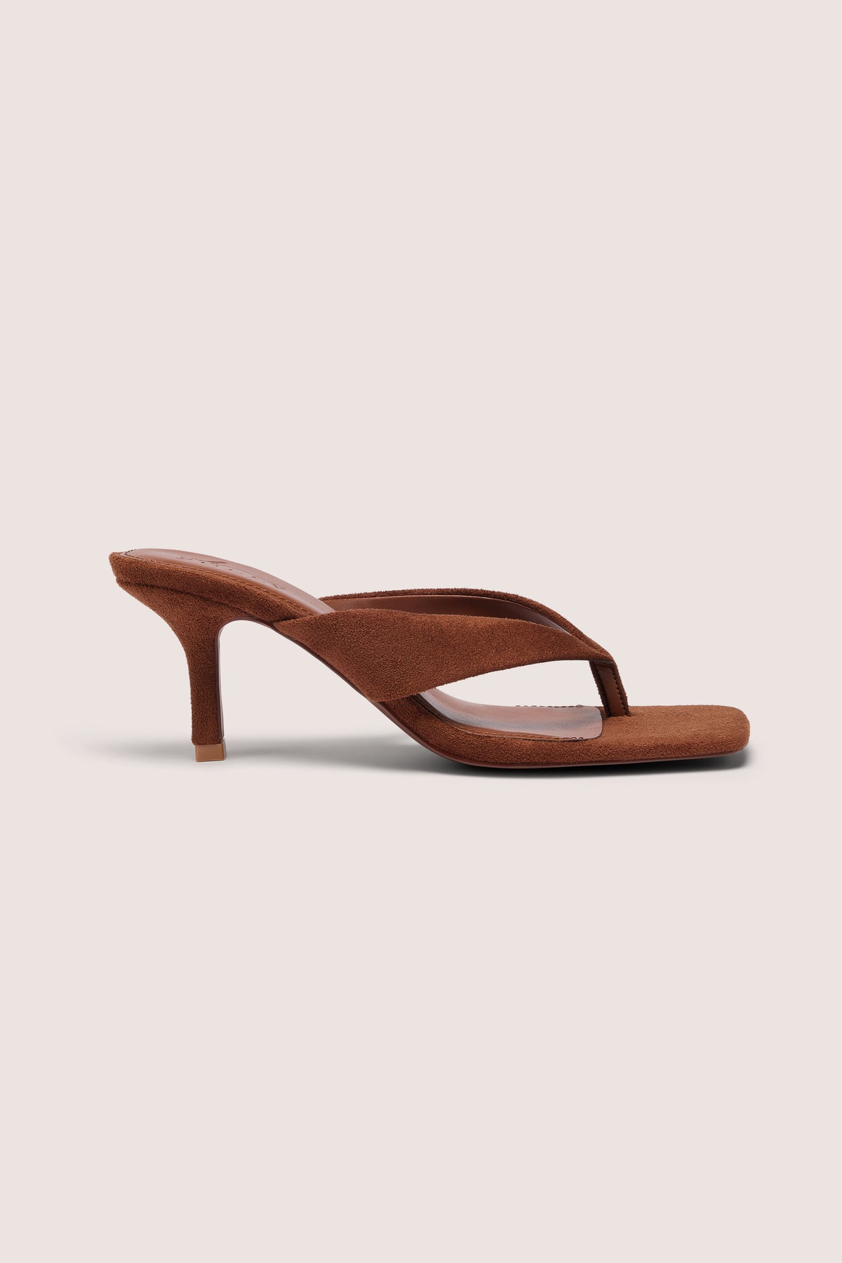 ⁣⁢Sandalen mit Absatz und Tanga-Riemen in Kakao-Braun⁤⁣