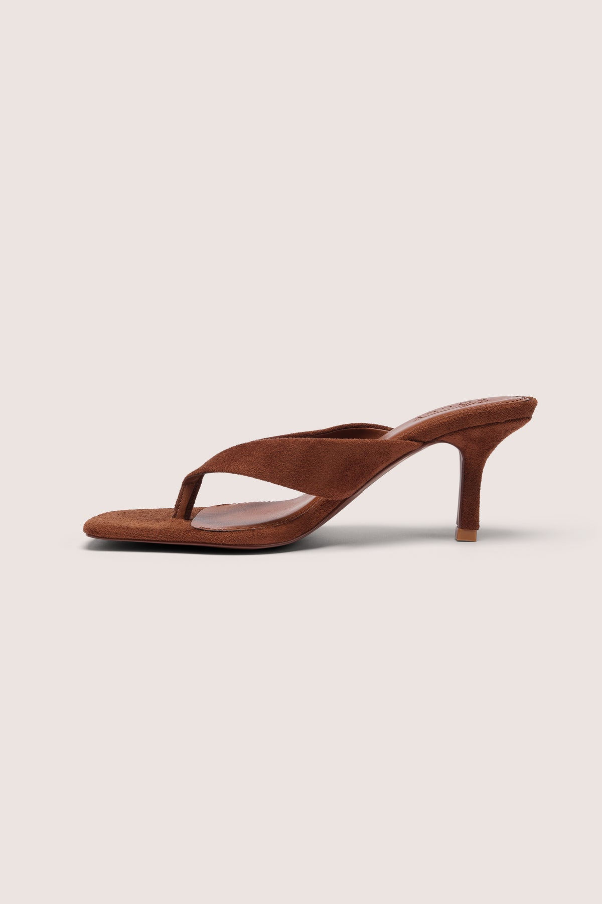⁣⁢Sandalen mit Absatz und Tanga-Riemen in Kakao-Braun⁤⁣