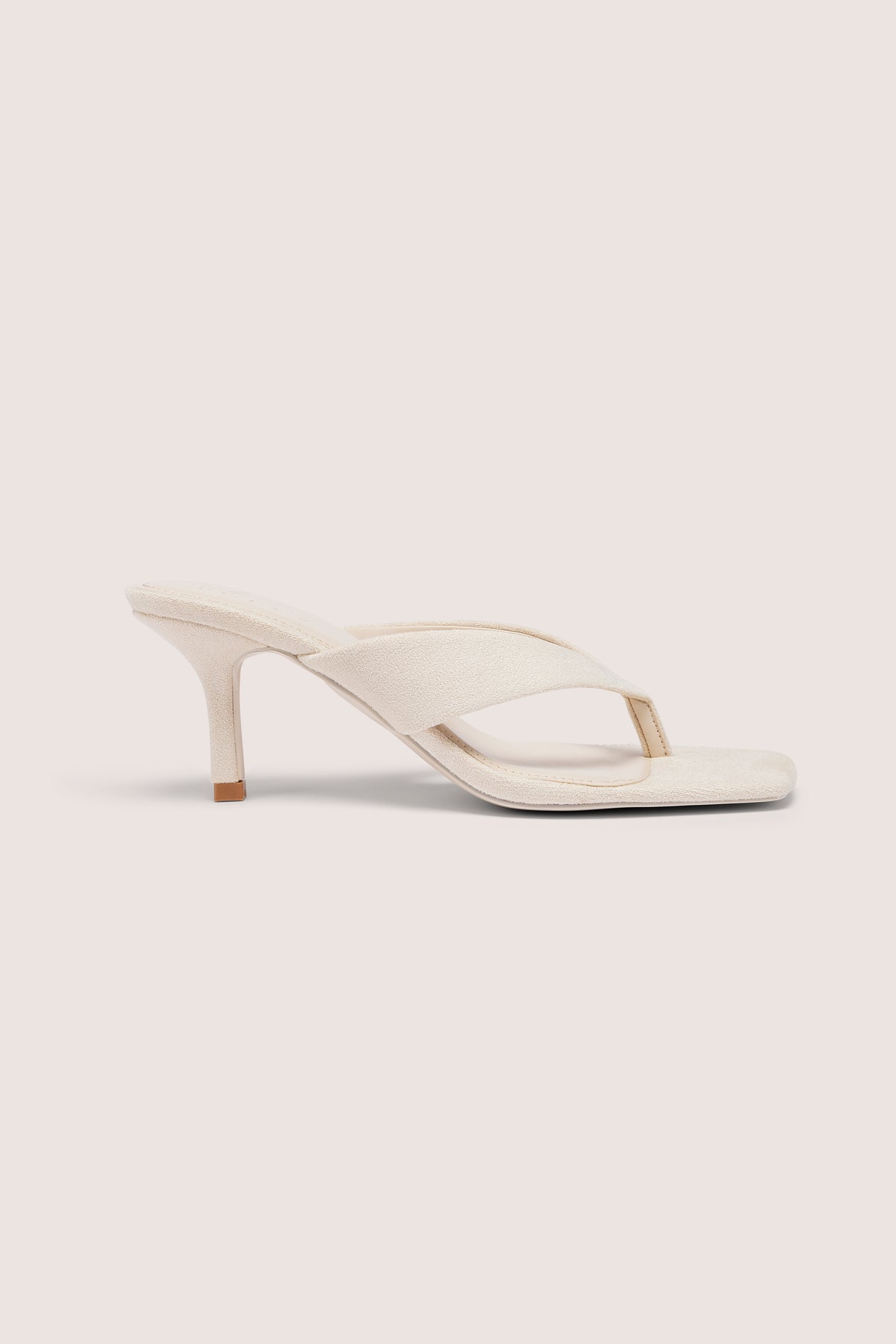 ⁣⁢Sandalen mit Absatz und Tanga-Riemen in Oat⁤⁣