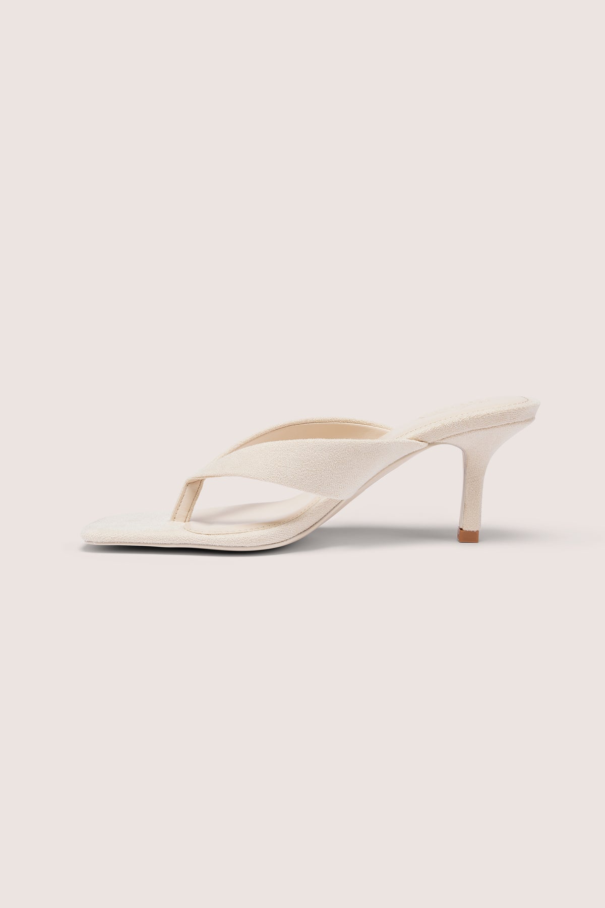 ⁣⁢Sandalen mit Absatz und Tanga-Riemen in Oat⁤⁣