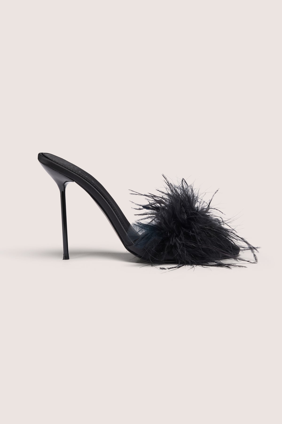 ⁣⁢Geflügelte Satin-Mule mit Absatz in Schwarz⁤⁣