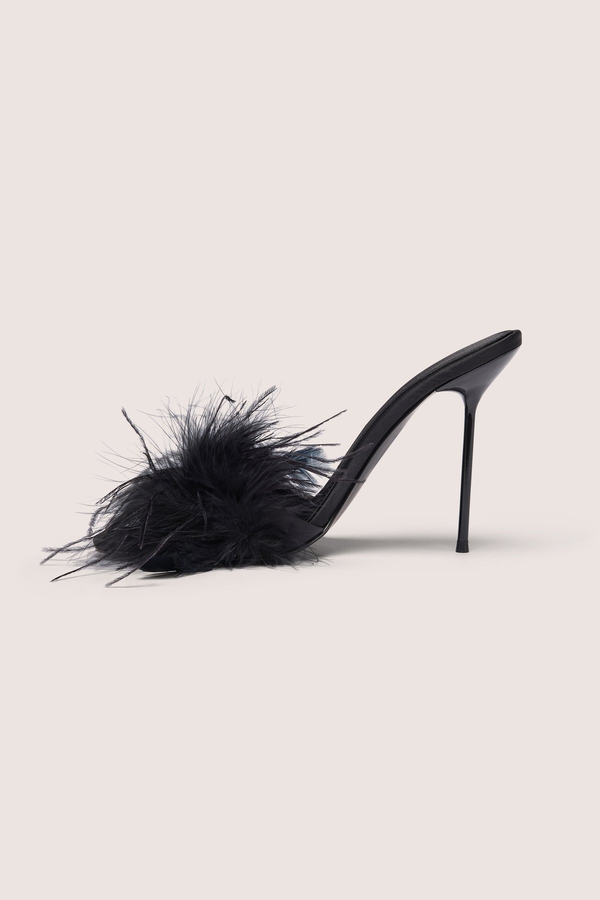 ⁣⁢Geflügelte Satin-Mule mit Absatz in Schwarz⁤⁣