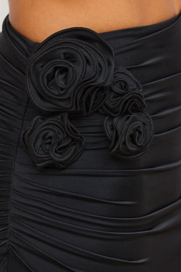 Czarna spódnica maxi ze średnim stanem i detalami w kształcie róż
