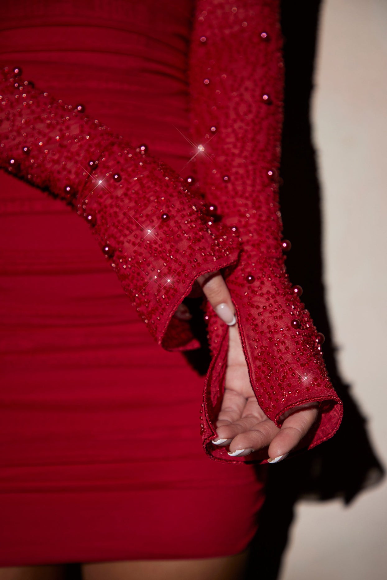 Mini-robe ornée à manches longues en rouge