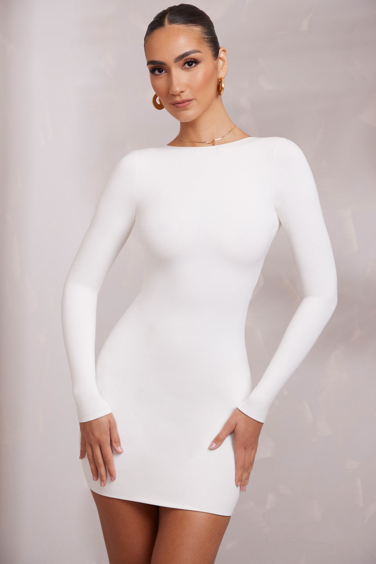 Sukienka mini z długim rękawem i odkrytymi plecami w kolorze białym