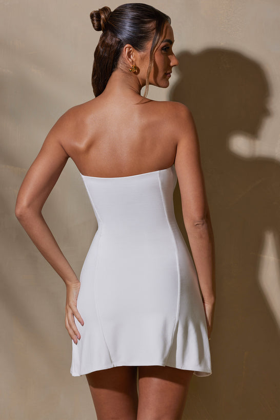 Mini-robe à encolure bandeau en blanc