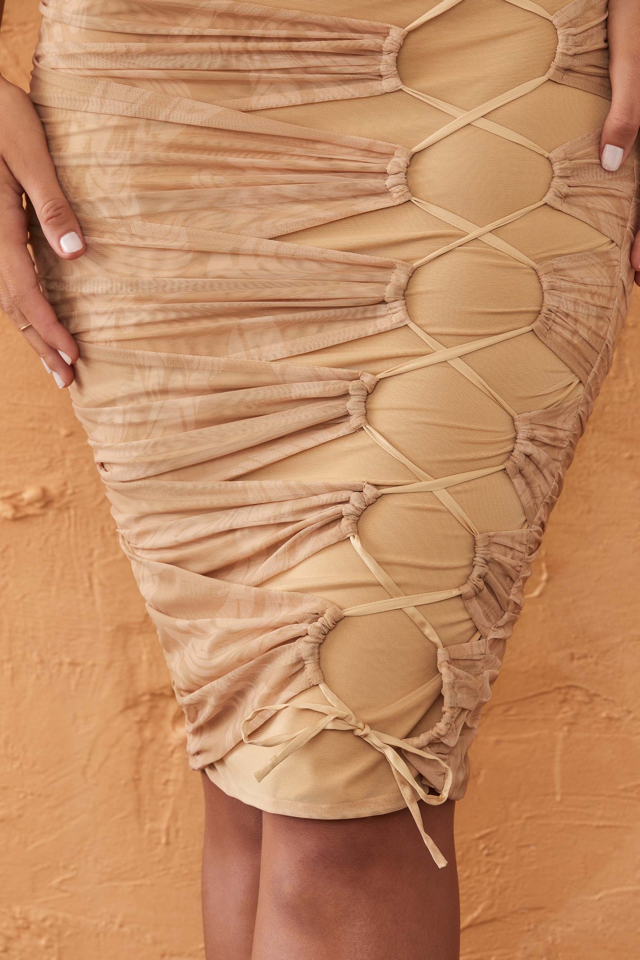 Sukienka midi z panelami i sznurkiem w beżowym wzorze