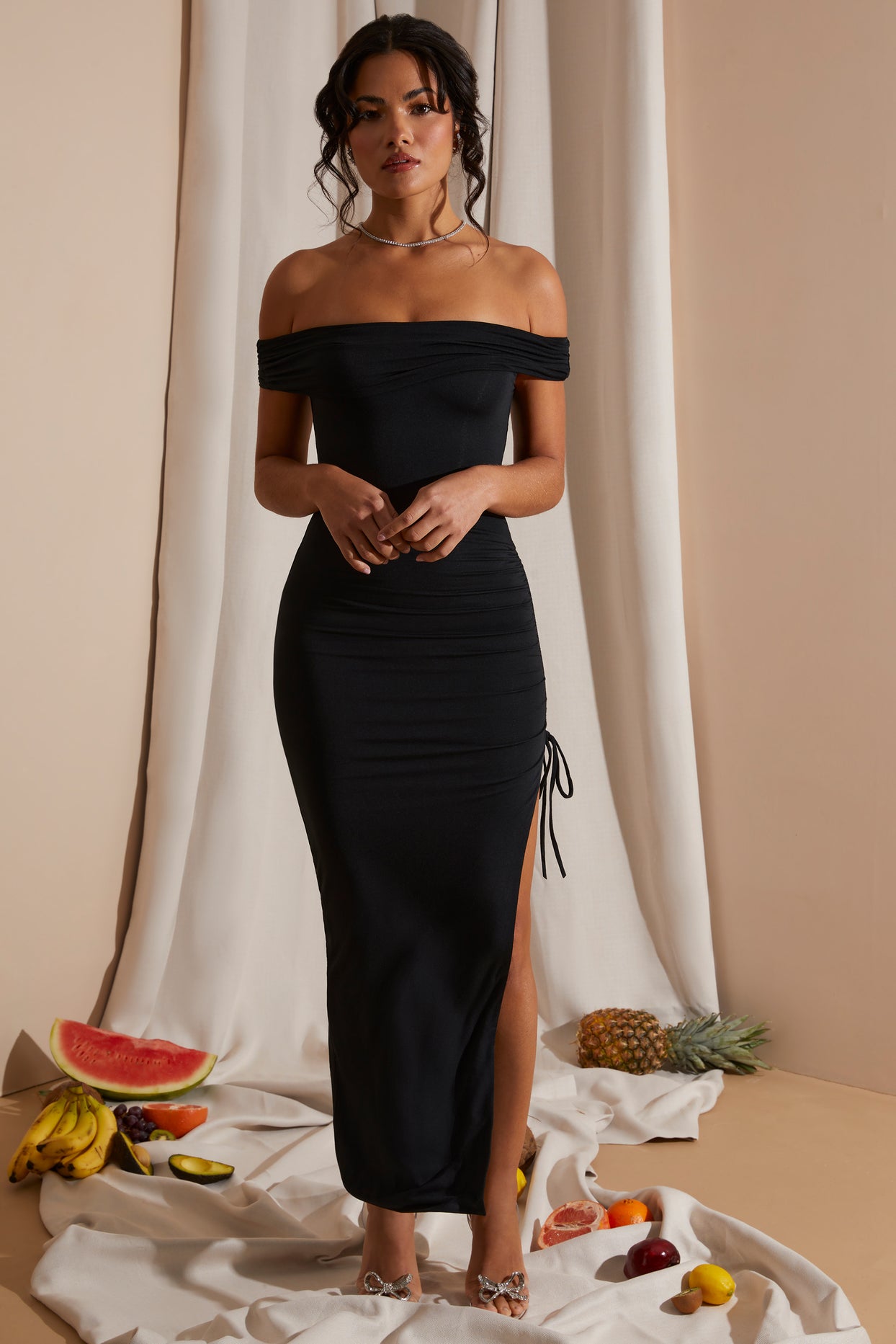 Sukienka maxi z odkrytymi ramionami i dużym rozcięciem w kolorze czarnym