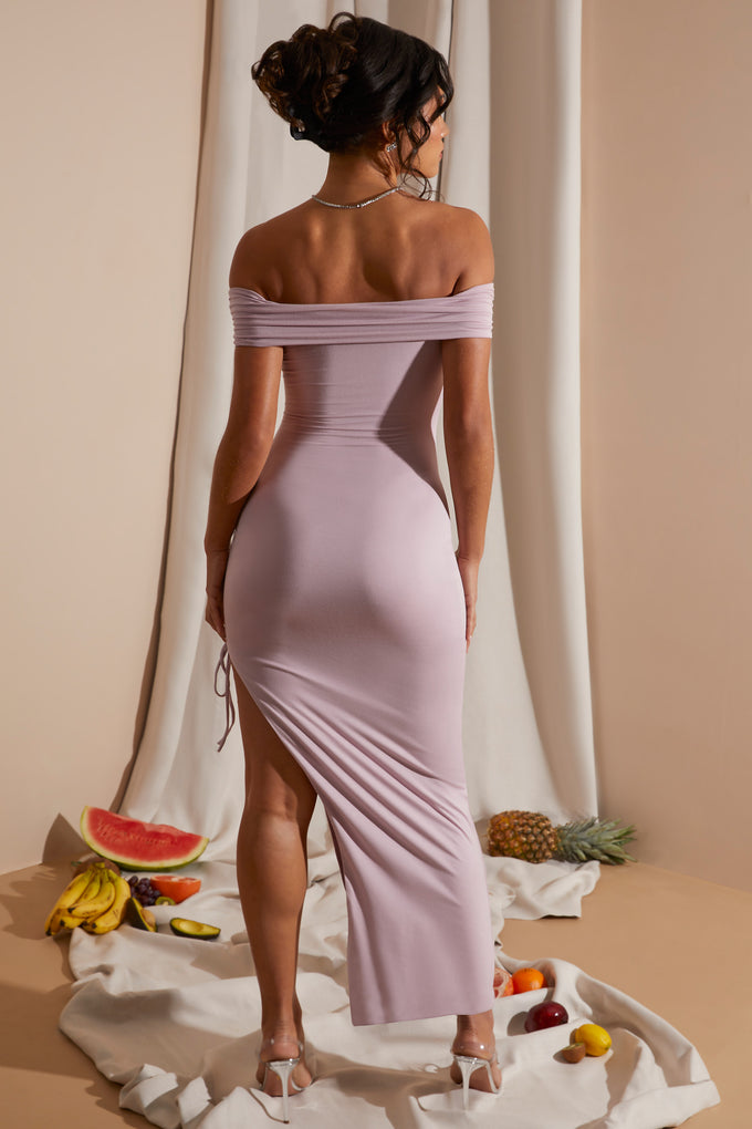 Sukienka maxi z odkrytymi ramionami i dużym rozcięciem w kolorze różu