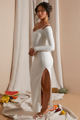Biała sukienka maxi z odsłoniętym biustonoszem i długim rękawem