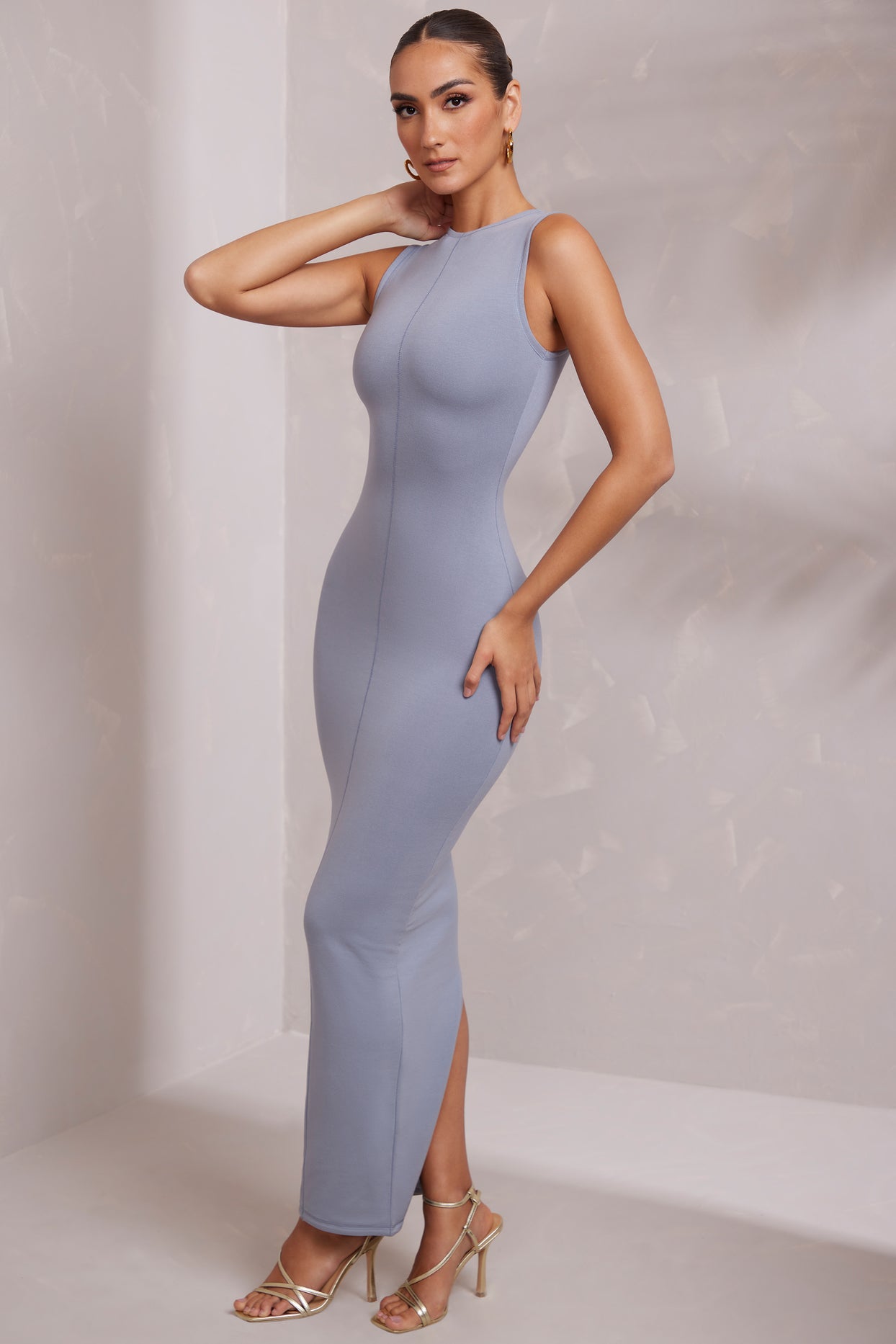 Sukienka maxi bez rękawów z kontrastowym ściegiem w kolorze niebieskim