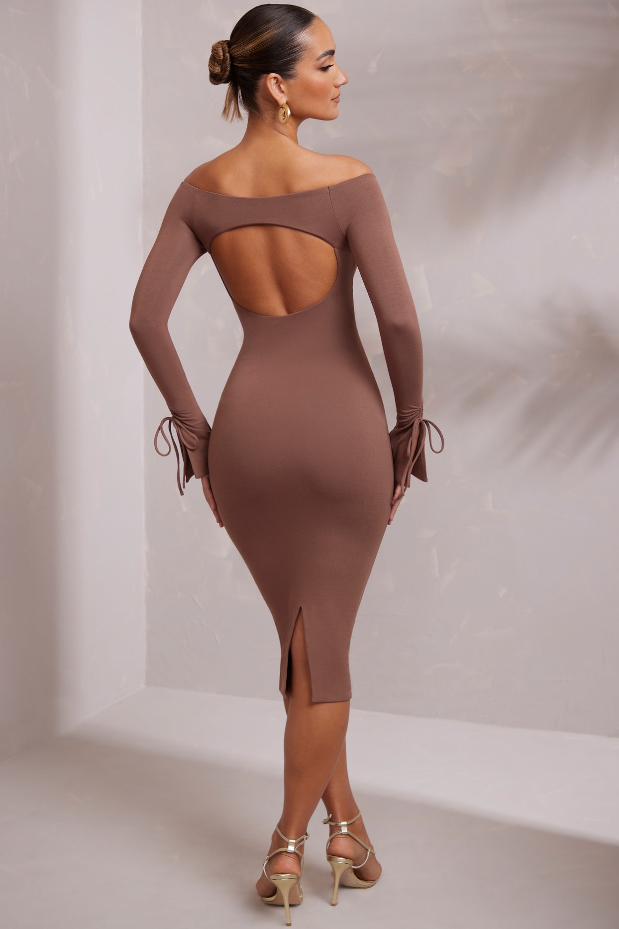 Sukienka midi z długim rękawem i odkrytymi ramionami w kolorze brązowym