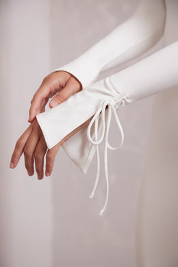 Sukienka midi z długim rękawem i odkrytymi ramionami w kolorze białym