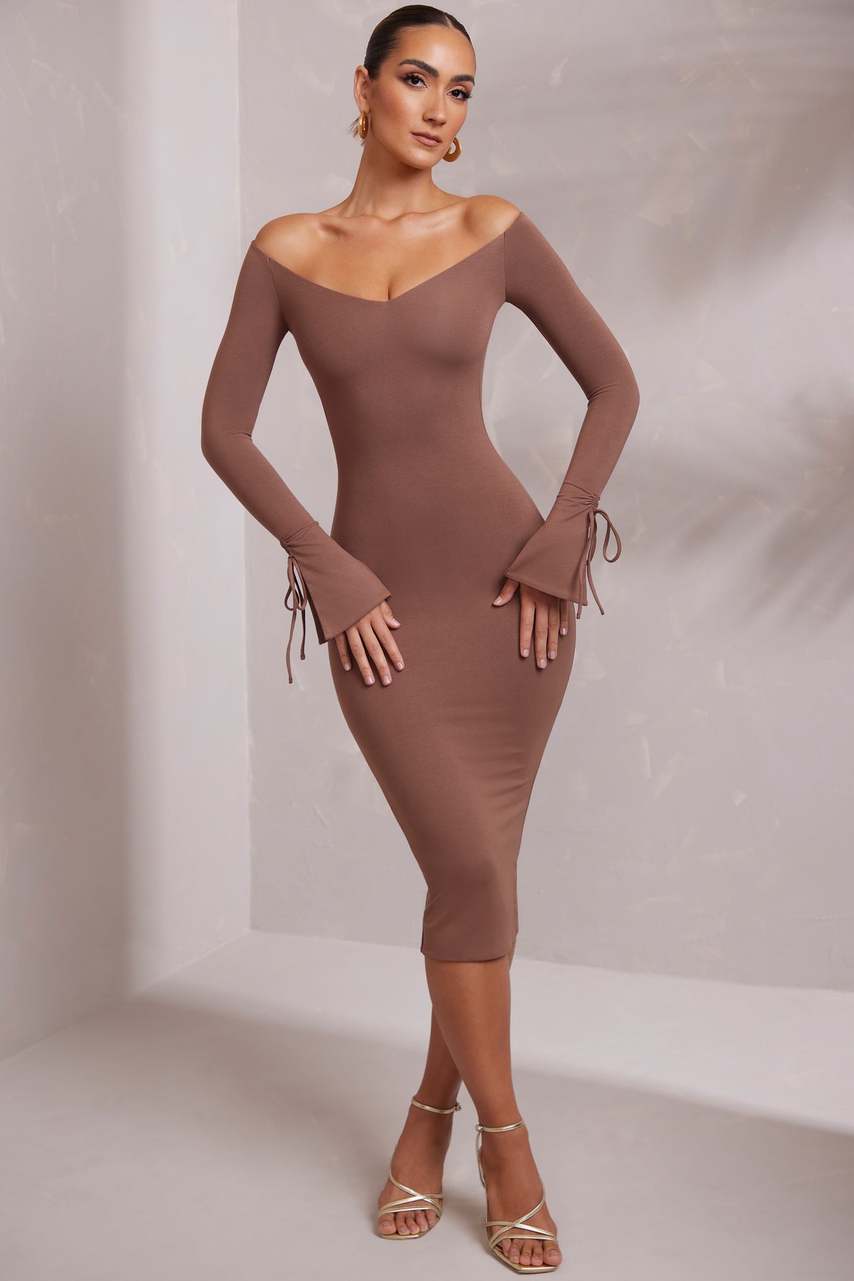 Sukienka midi z długim rękawem i odkrytymi ramionami w kolorze brązowym
