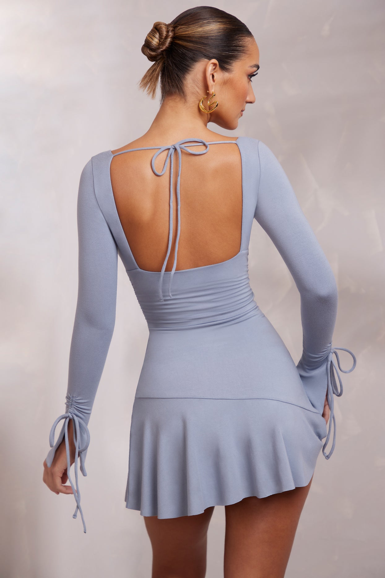 Mini-robe trapèze froncée à manches longues en bleu
