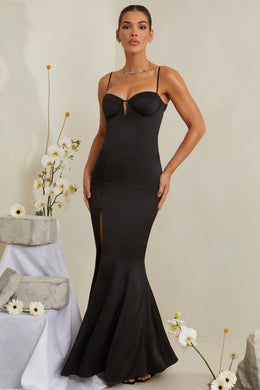 Sukienka maxi z wycięciem w kształcie rybiego ogona w kolorze czarnym