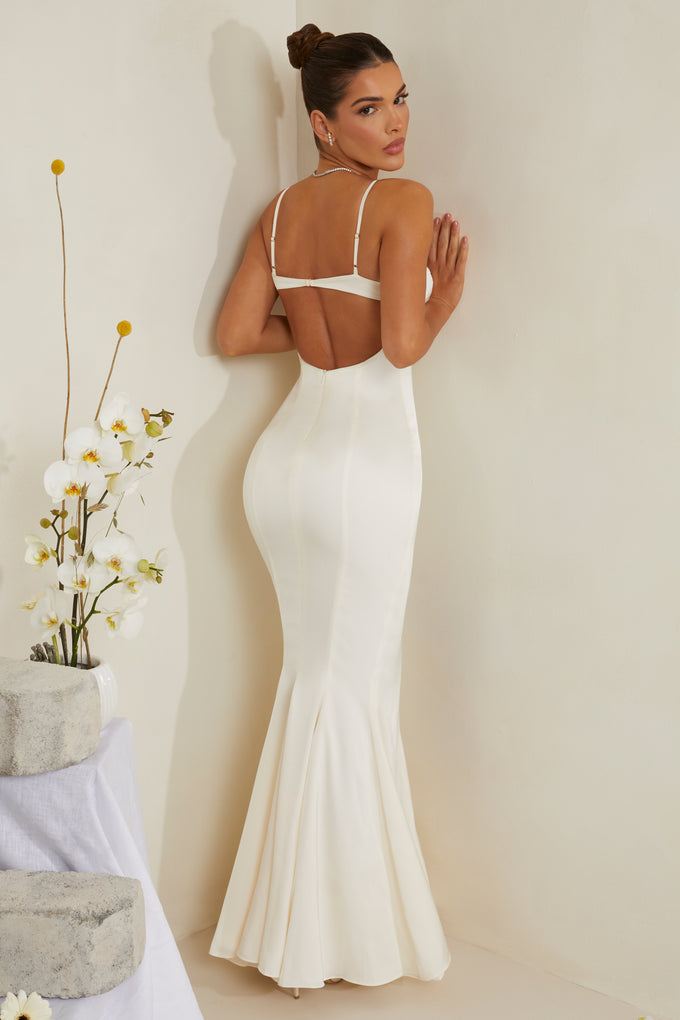 Biała sukienka maxi z wycięciem w kształcie rybiego ogona