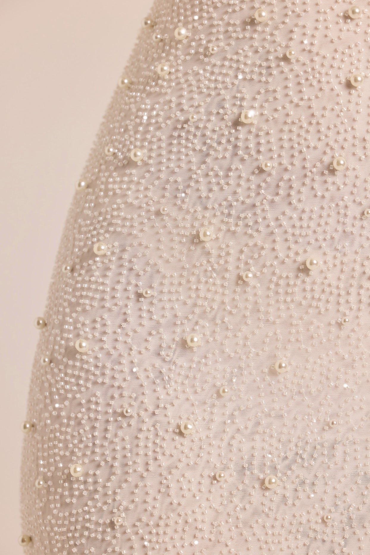 Ozdobiona sukienka maxi z długim rękawem i odkrytymi plecami w kolorze białym