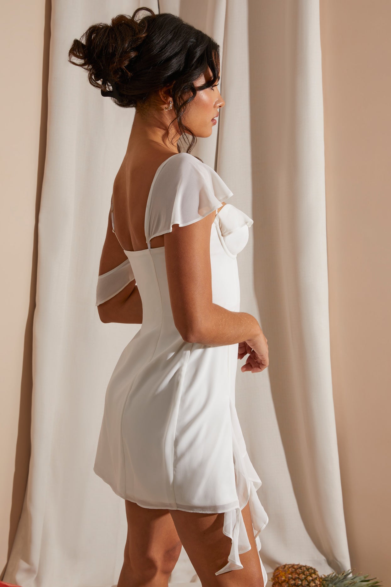 Asymetryczna drapowana sukienka mini w kolorze białym