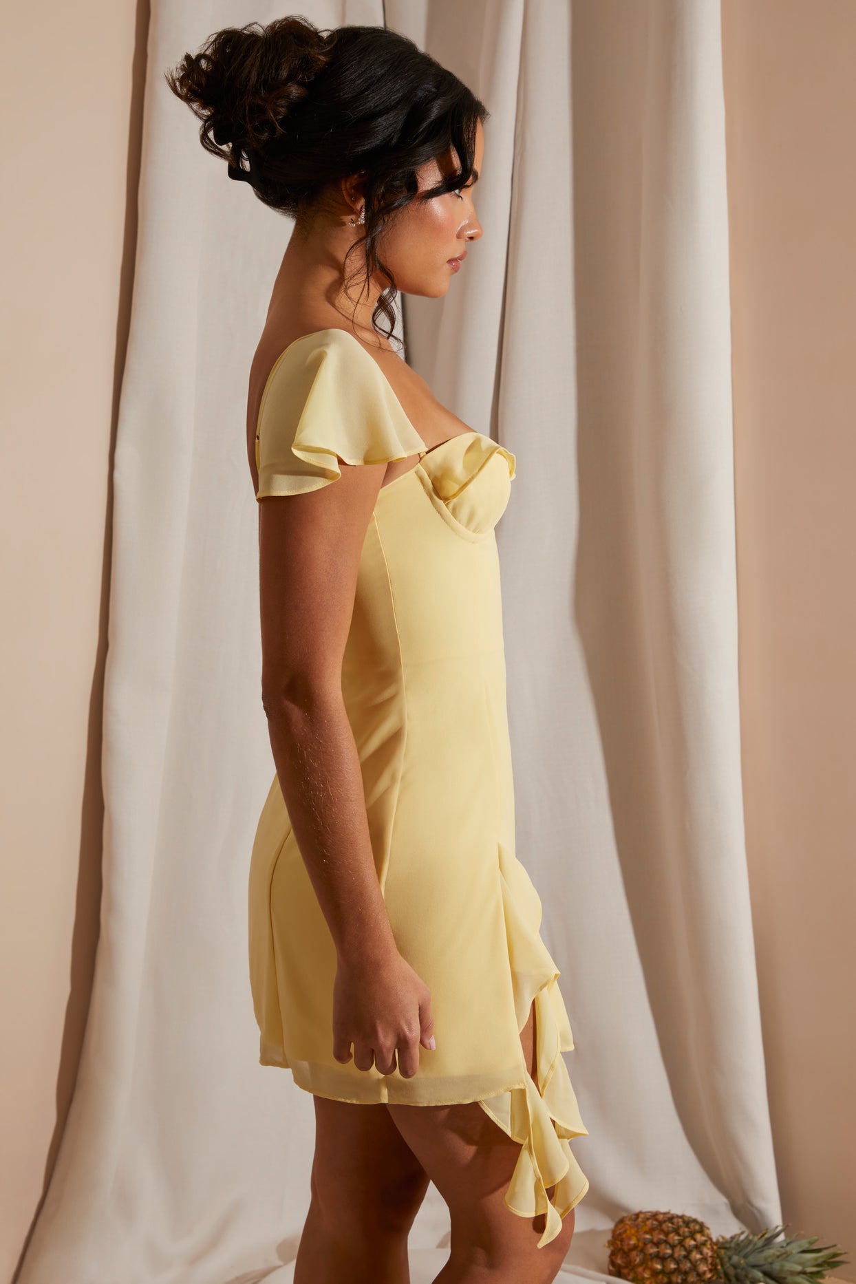 Asymetryczna drapowana mini sukienka w kolorze żółtym