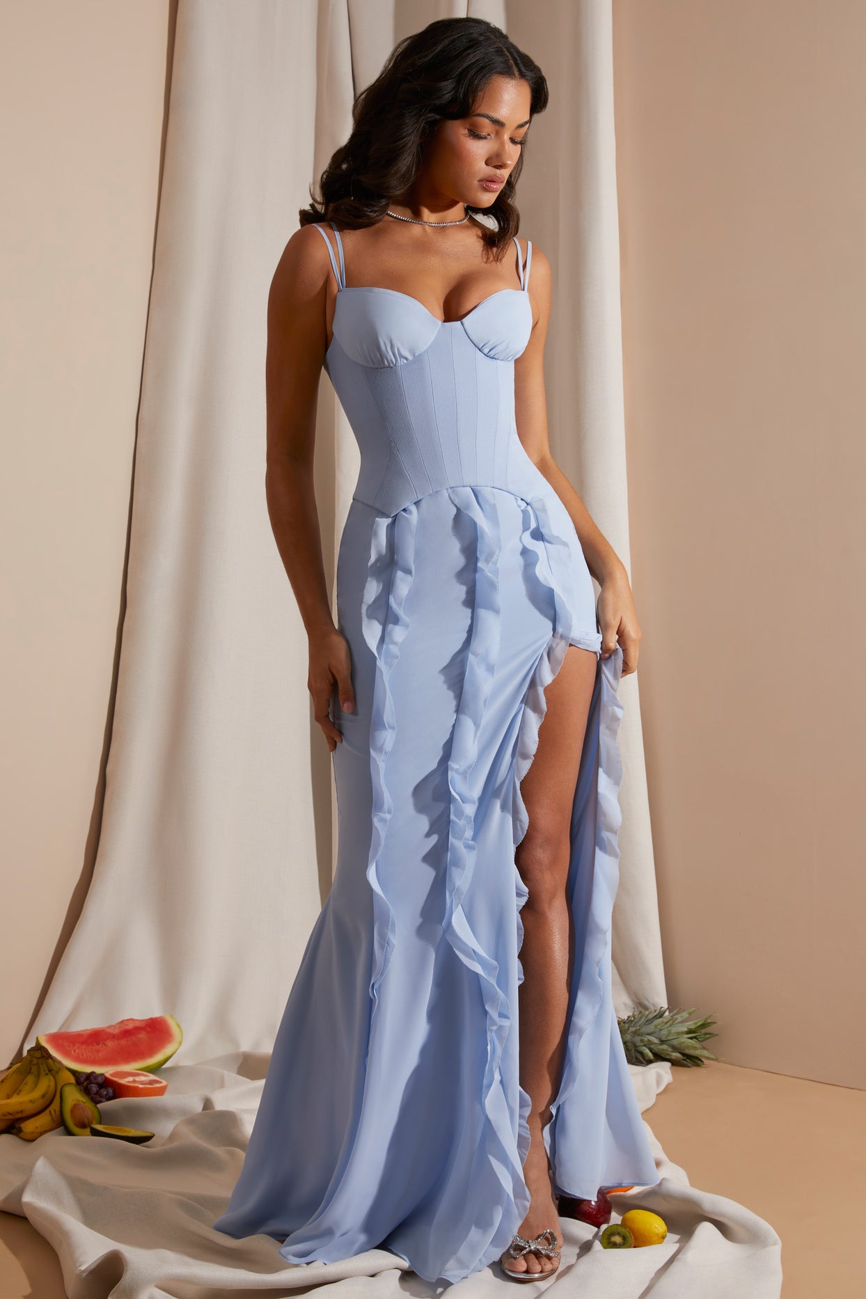 Sukienka maxi z gorsetową spódnicą i falbanką w kolorze niebieskim