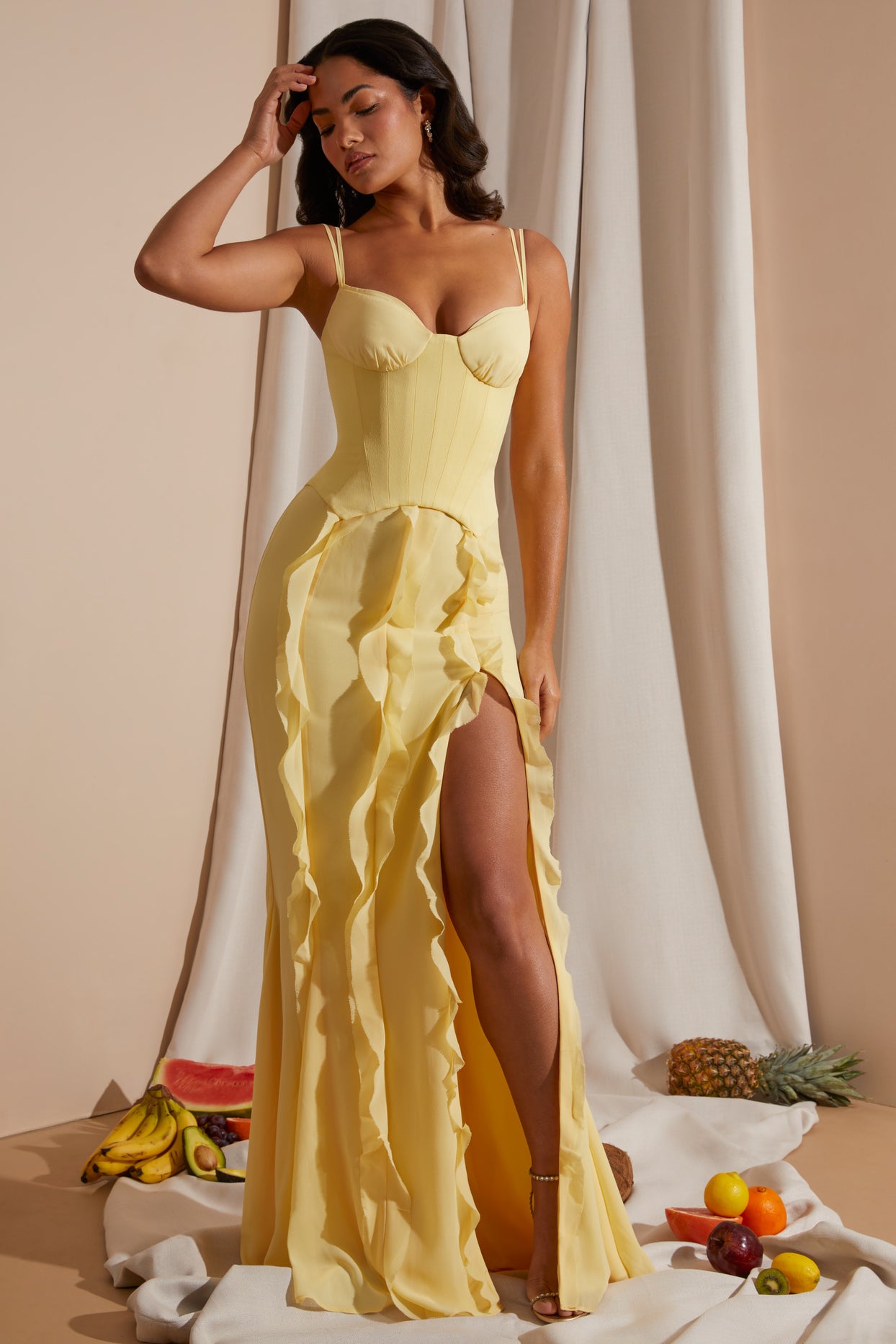 Sukienka maxi z gorsetową spódnicą i falbanką w kolorze żółtym
