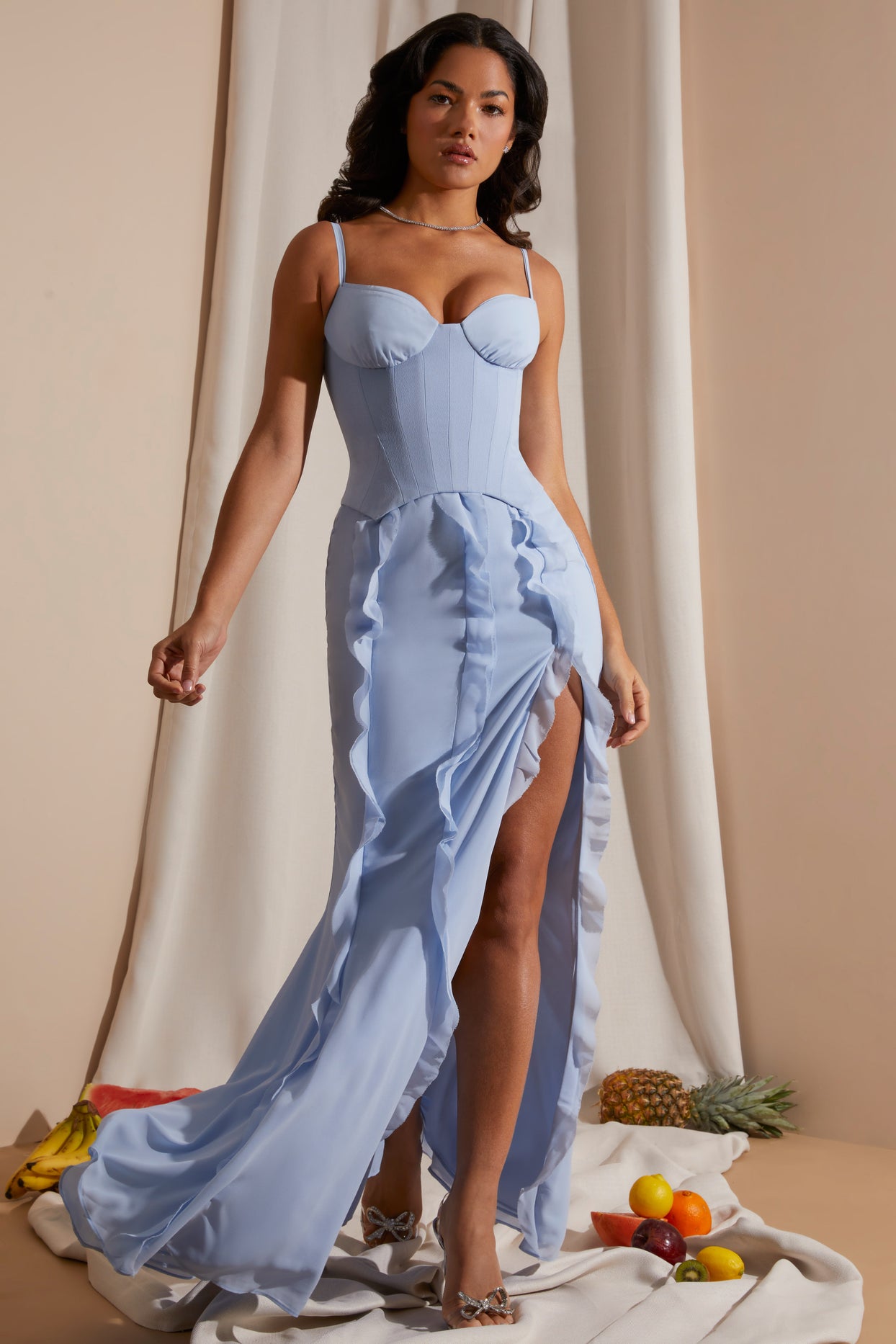 Sukienka maxi z gorsetową spódnicą i falbanką w kolorze niebieskim