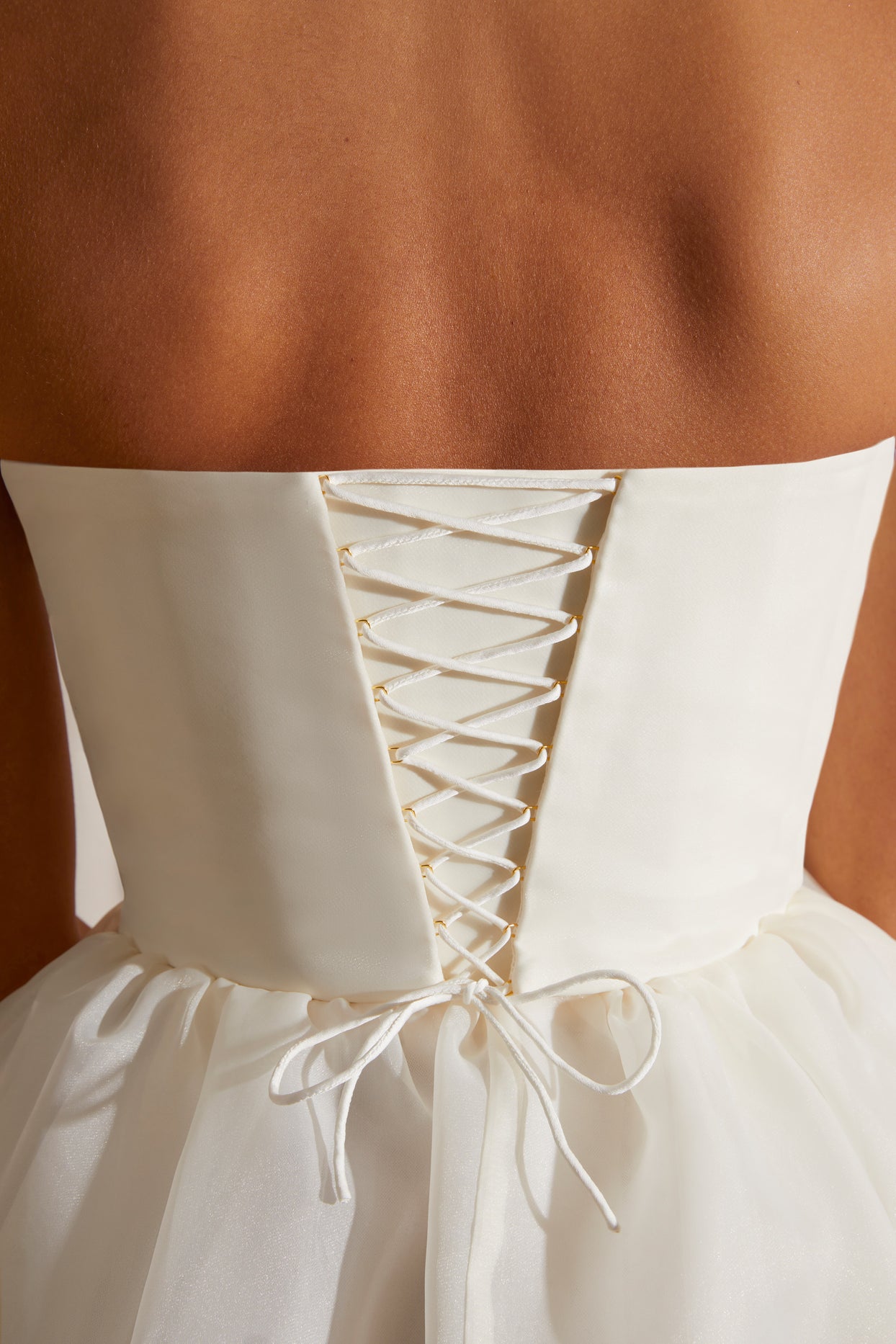 Gorsetowa, tiulowa sukienka midi bez ramiączek w kolorze białym