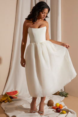 Gorsetowa, tiulowa sukienka midi bez ramiączek w kolorze białym