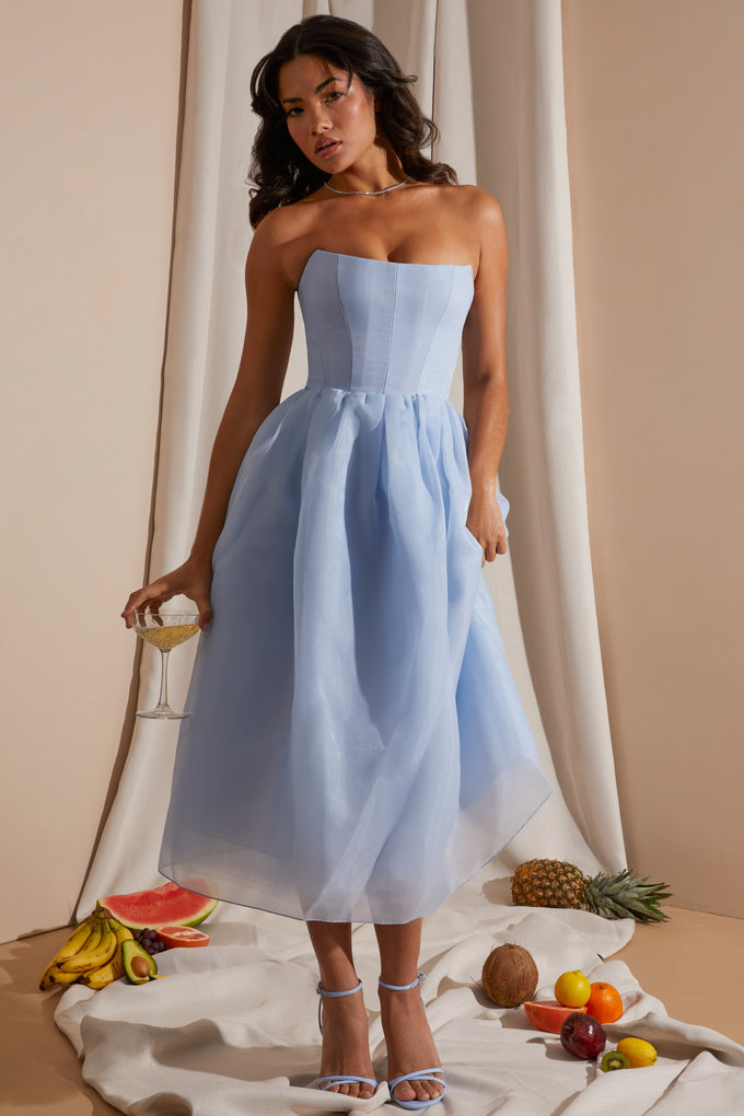 Tiulowa, gorsetowa sukienka midi bez ramiączek w kolorze niebieskim