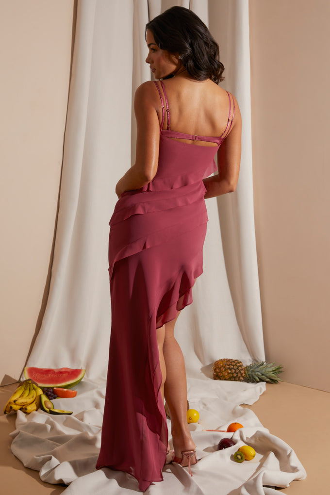 Asymetryczna sukienka maxi z wieloma paskami i falbanami w kolorze ciemnofioletowym