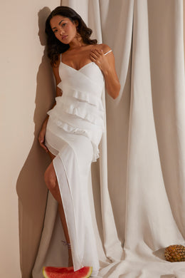 Asymetryczna sukienka maxi z wieloma paskami i falbanami w kolorze białym