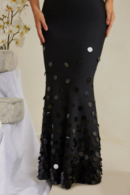 Czarna sukienka maxi z dekoltem w serek, ozdobiona satynowym wykończeniem