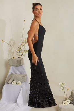 Czarna sukienka maxi z dekoltem w serek, ozdobiona satynowym wykończeniem