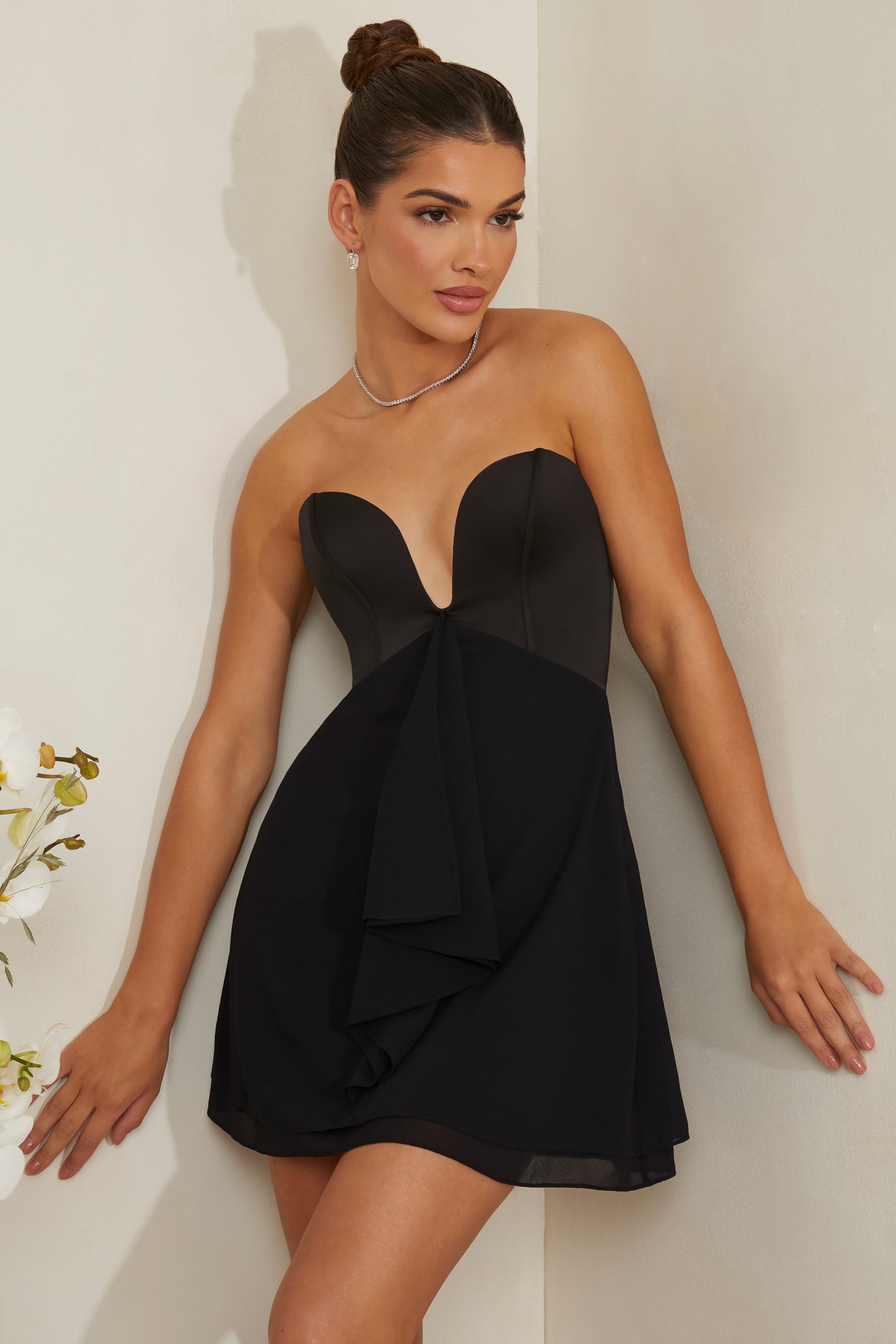 Gorsetowa mini sukienka bez ramiączek z głębokim dekoltem w kolorze czarnym