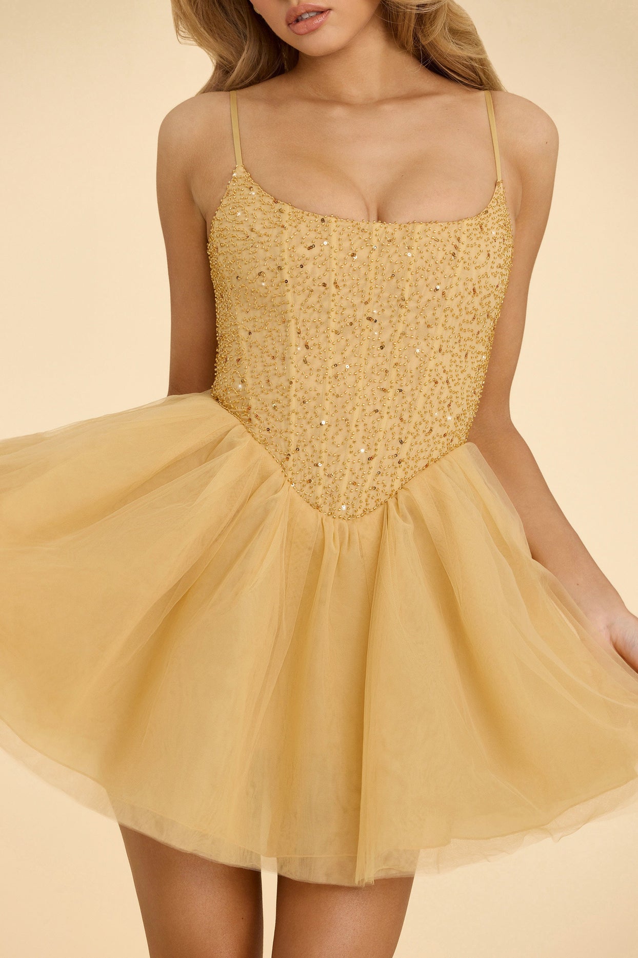 Mini-robe avec jupe corset en tulle ornée, dorée