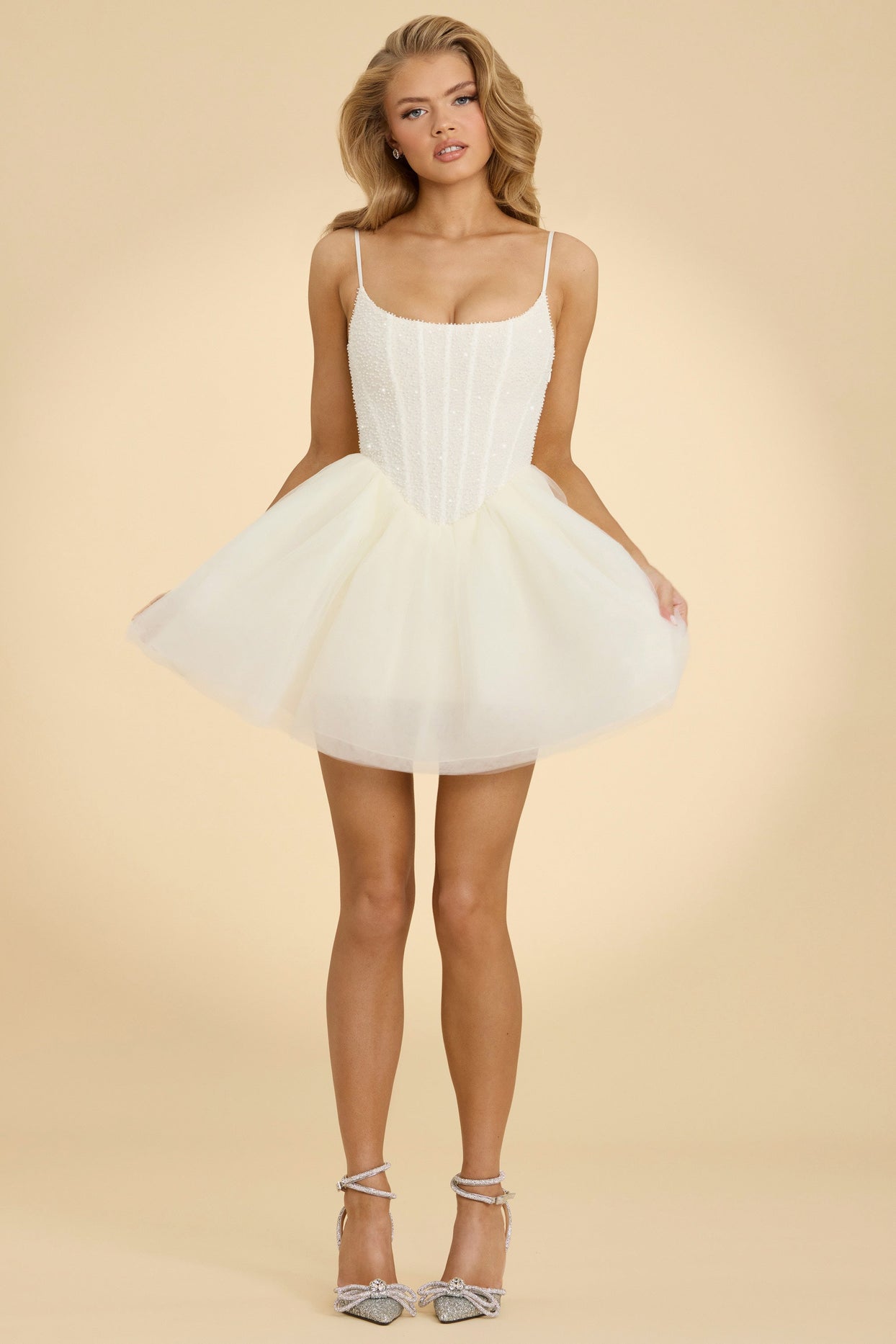 Ozdobiona gorsetowa mini sukienka z tiulową spódnicą w kolorze białym