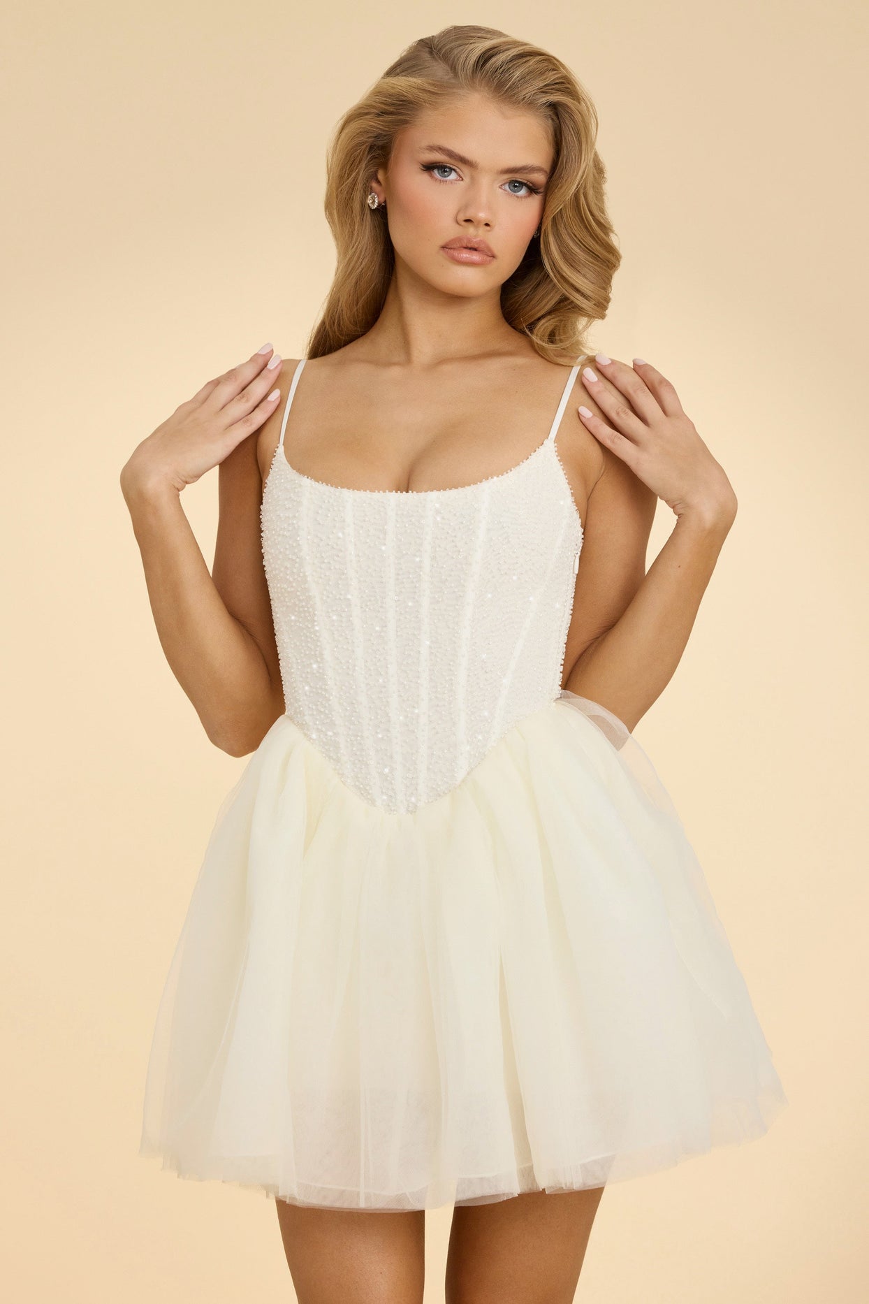 Mini-robe jupe corset en tulle ornée en blanc