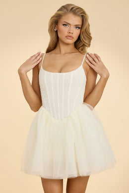 Ozdobiona gorsetowa mini sukienka z tiulową spódnicą w kolorze białym