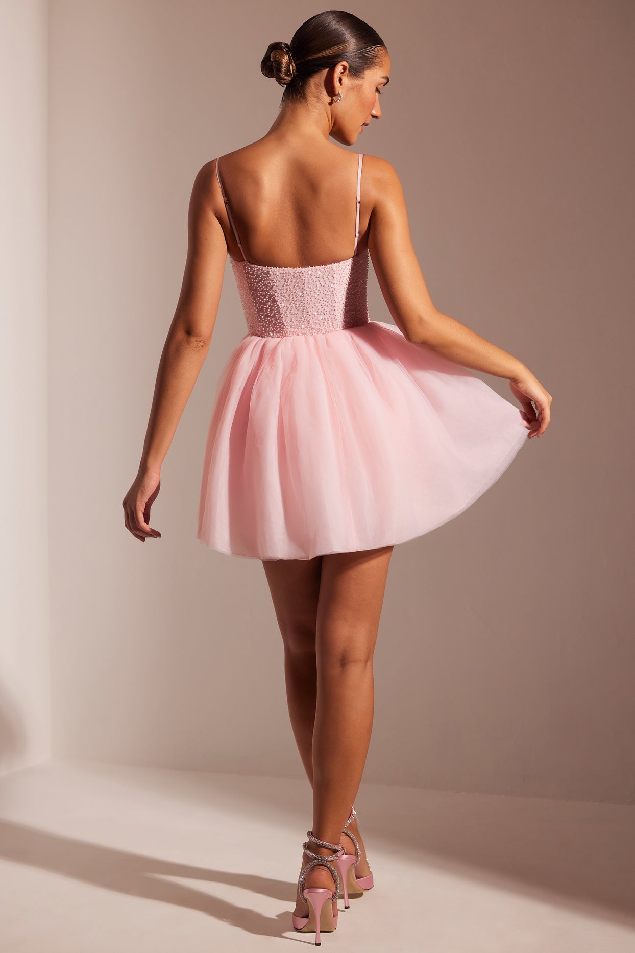 Ozdobiona gorsetowa mini sukienka z tiulową spódnicą w kolorze różu