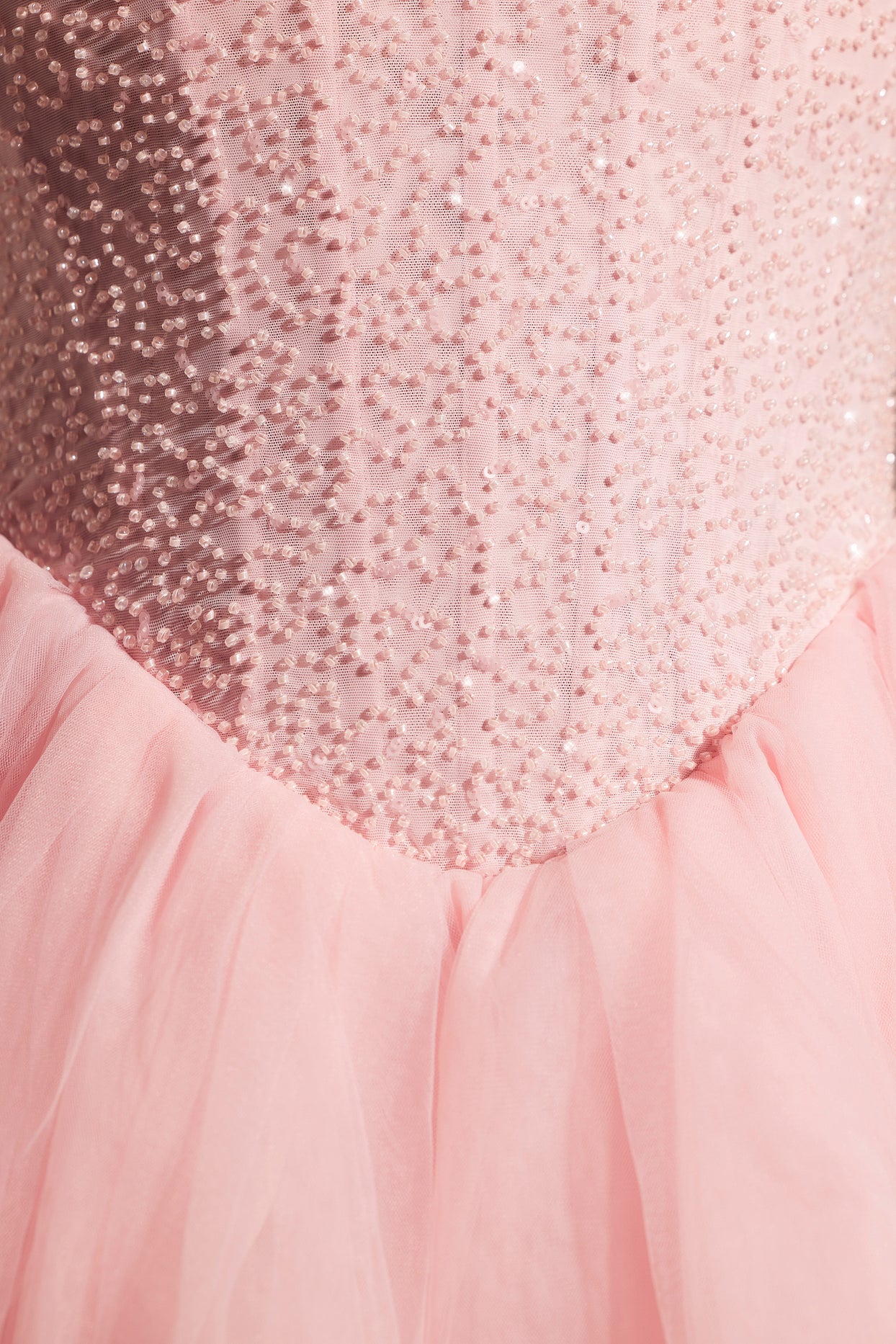 Ozdobiona gorsetowa mini sukienka z tiulową spódnicą w kolorze różu