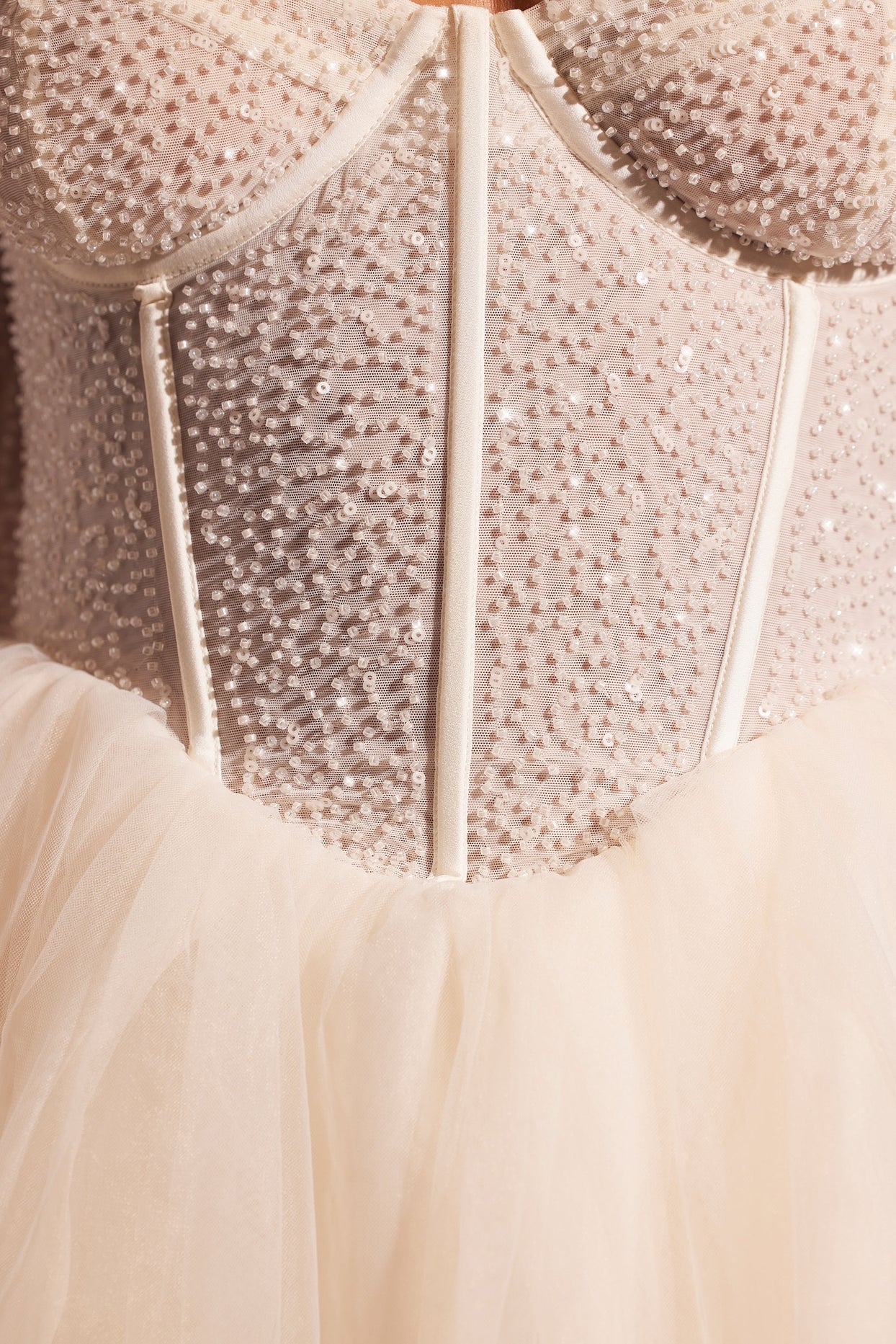 Ozdobna mini sukienka z długim rękawem i tiulową spódnicą w kolorze kości słoniowej