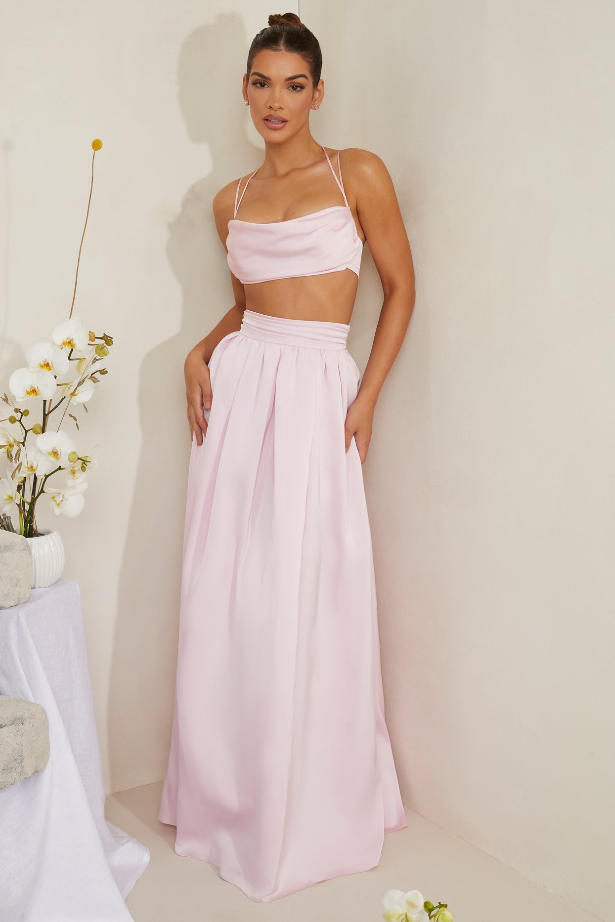 Plisowana, gruba satynowa spódnica maxi w kolorze różowym