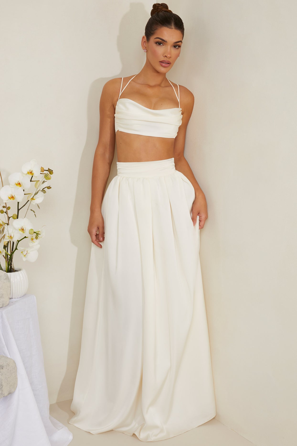 Plisowana, gruba satynowa spódnica maxi w kolorze białym