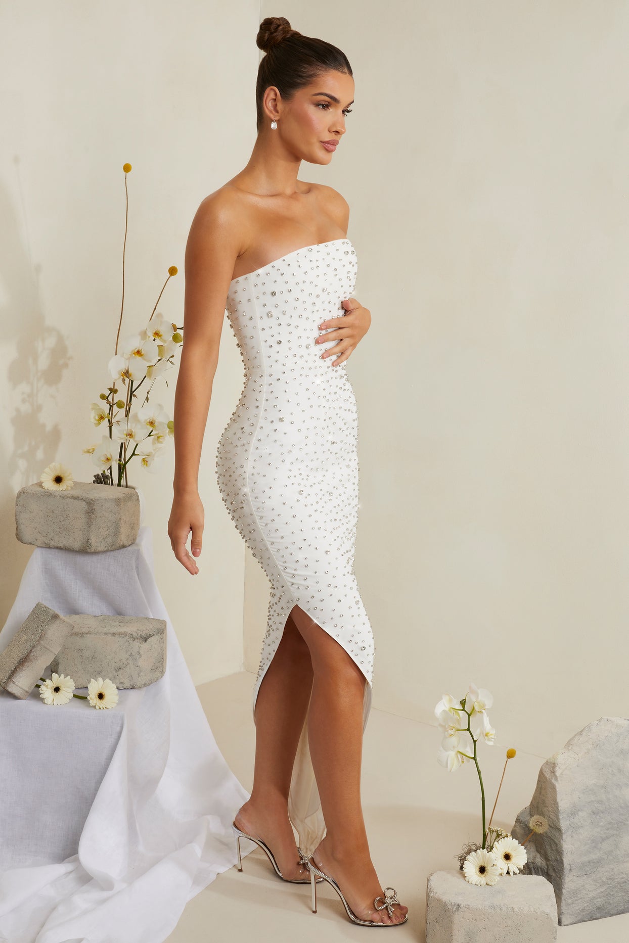 Ręcznie zdobiona asymetryczna sukienka midi w kolorze białym